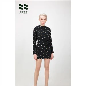 लंबी आस्तीन उच्च गर्दन भट्ठा पोशाक टाई कमर